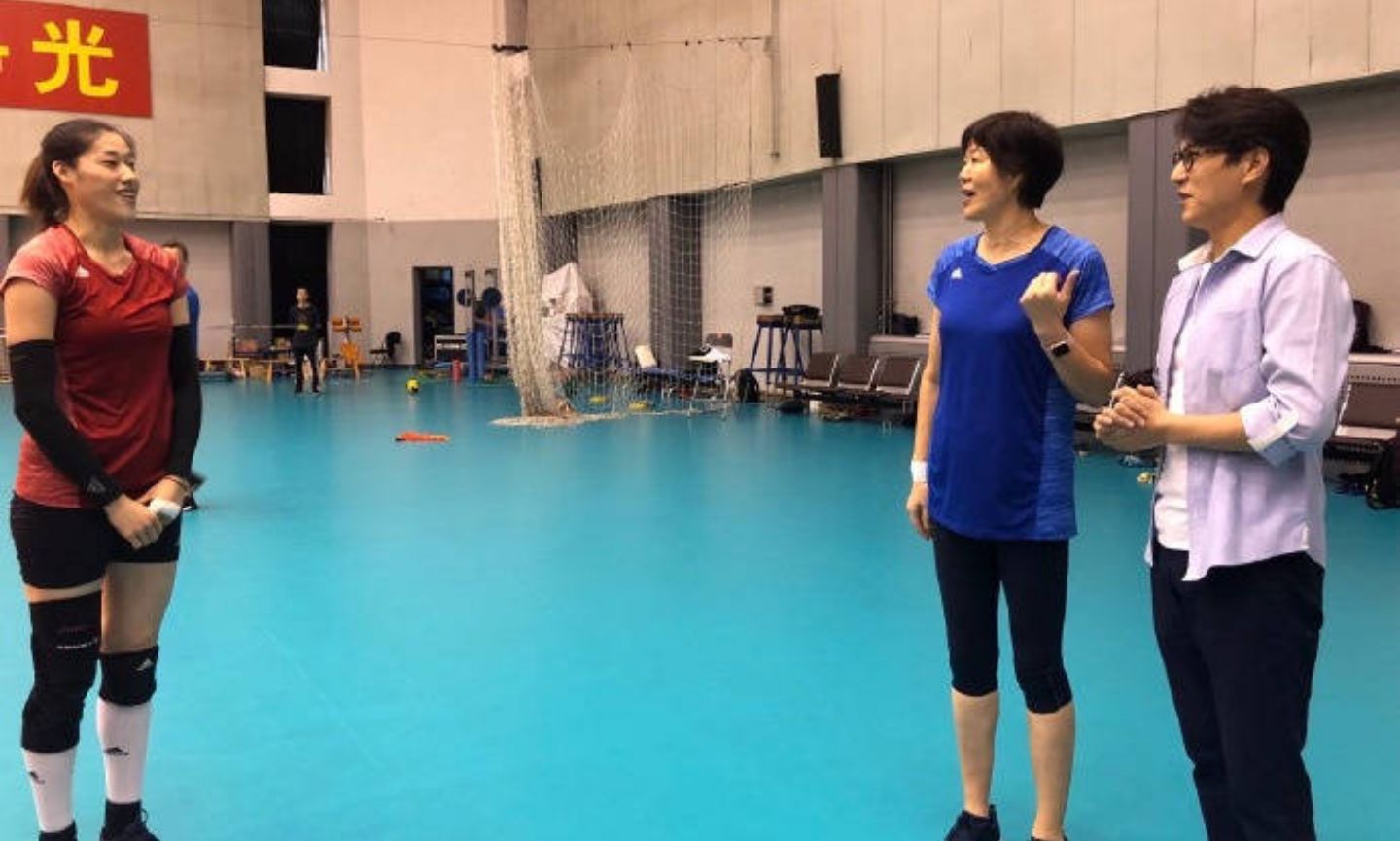 排球惊险逆转取胜，粉丝狂欢不已