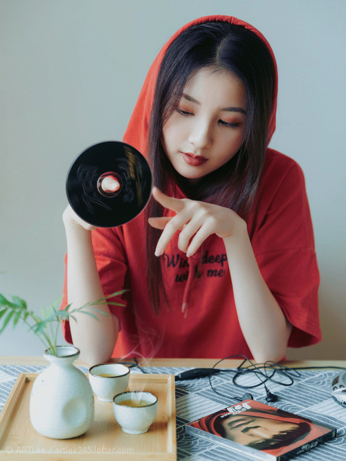 您提到的两个关键词存在明显的不匹配—欧冠淘汰赛是欧洲俱乐部顶级赛事，而玻利维亚和塞内加尔是国家队。这很可能是一个虚构的、充满戏剧性的场景设定