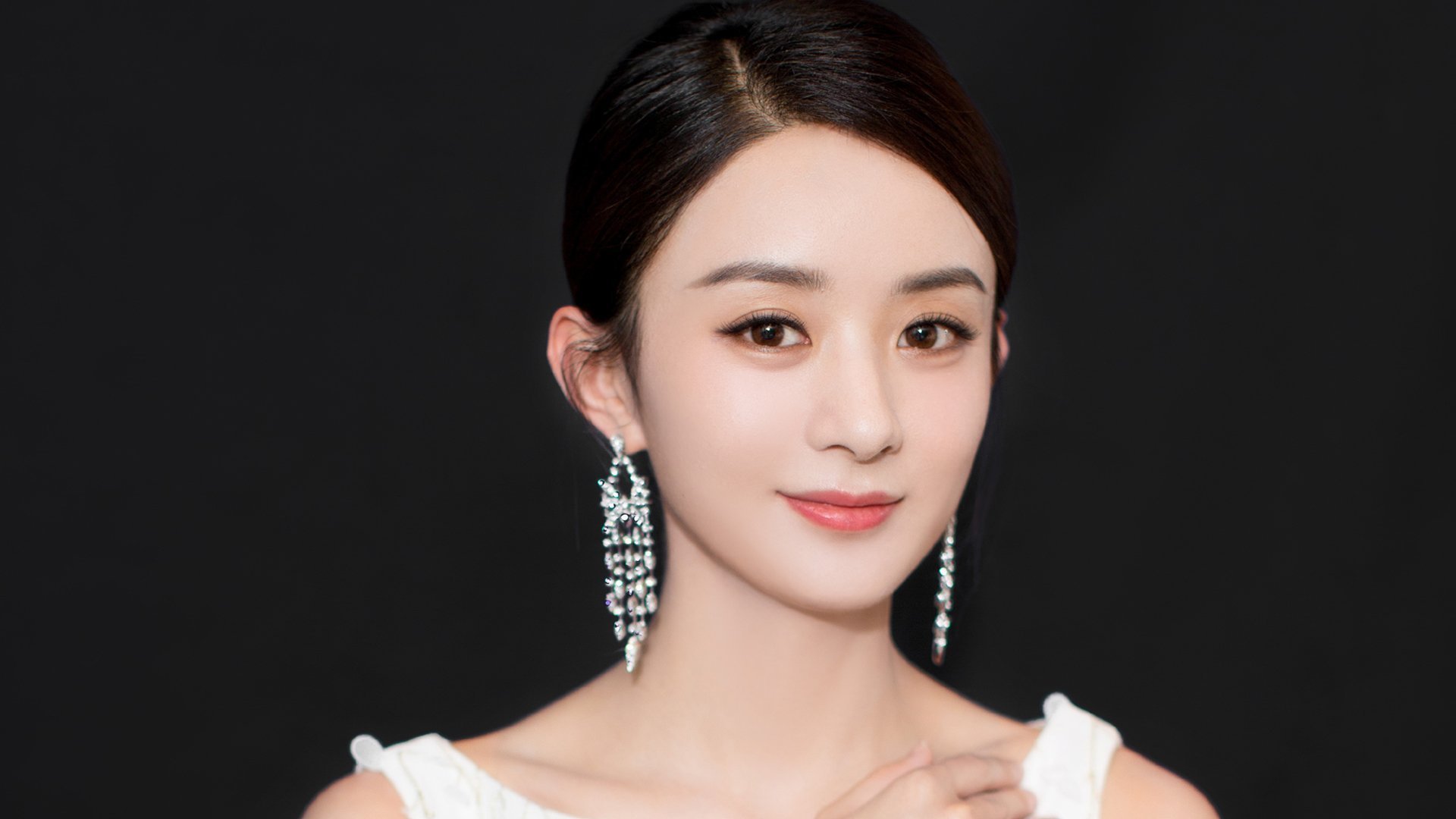 东决之夜的血脚印，恩比德不再是孤胆英雄，而是将滚烫胜利注入全队的心脏